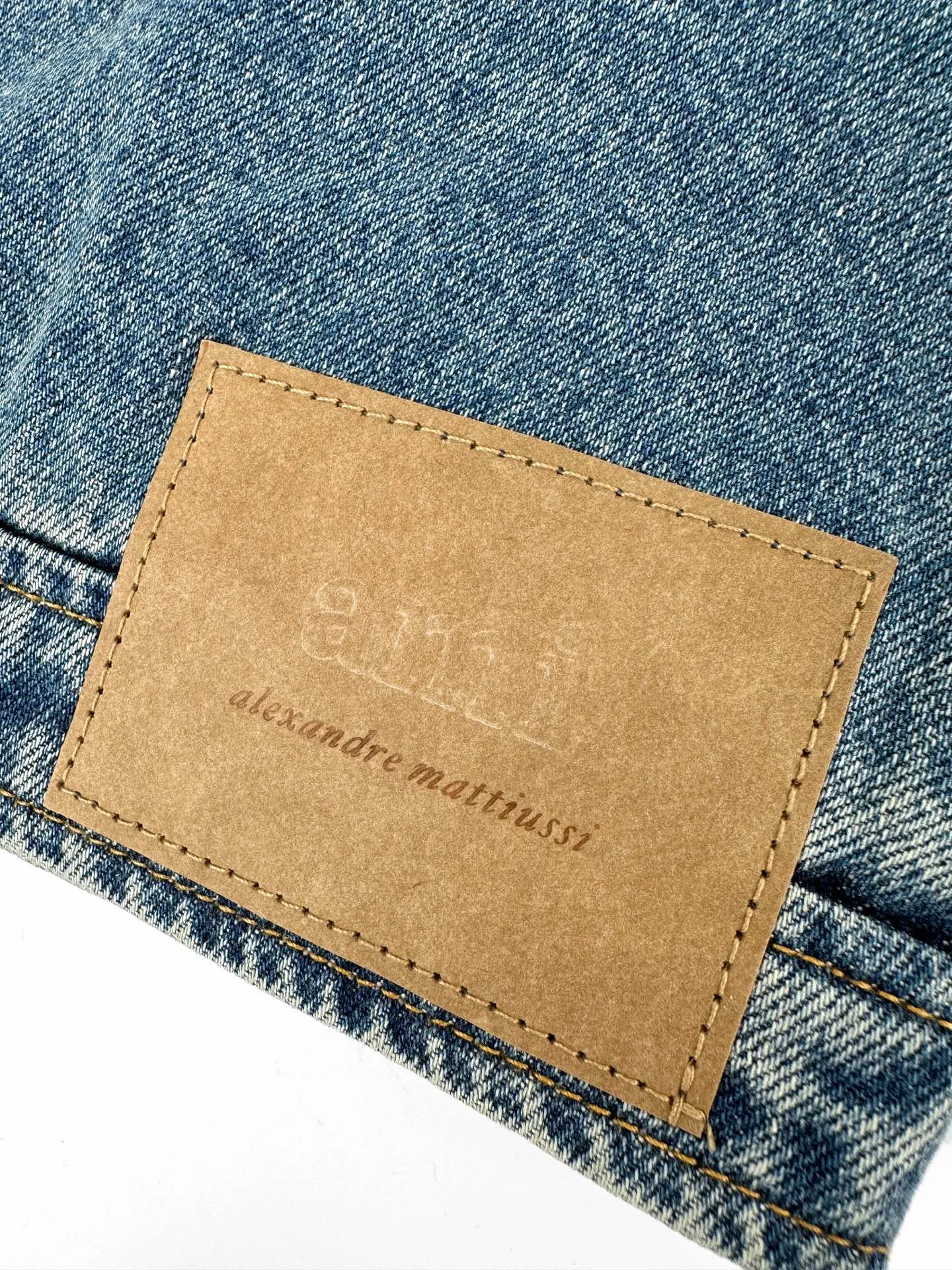 AP 265 Ami Paris embroidered denim jacket. Customized French mist washed denim. Stiff and stylish. Comfortable and soft. Made of distressed matte blue. The color is clear and elegant. Comes with soft light filter. Gold Brown love logo embroidery on the chest pocket looks like a gilt luxury seal. Low-key brand recognition. Vertical pockets on both sides hide practical ingenuity. Hem and cuffs are neatly trimmed with top-stitched edges. Retro workwear style is natural. The low-key decoration of the Cowhide Leather card on the back reveals French craftsmanship in the details. French relaxation and street elegance coexist and blend, creating a calm and graceful elegant family style. Process 1: Using imported machine embroidery technology. Using advanced computer control systems and precision mechanical components to achieve Ami love embroidery work with high precision and smooth and delicate lines. Process 2: Stone grinding, light fermentation, peeling, bleaching and softening. The mutual friction between pumice and clothing causes wear and fading effects on the surface of the denim. The combination of pulling and bleaching allows the clothing to produce a certain texture and stretching effect while bleaching. Process 3: Fried snowballs. Fried salt. Specially prepared corresponding solution. Add a certain amount of dye. Soak the denim material in it to absorb the solvent. Then scrub and dry to further fade and oxidize. Accessories: Customized 1:1 Ami zipper. Customized 1:1 Ami I-shaped buckle. Customized 1:1 Ami. Cowhide Leather playing cards customized 1:1 Ami trademark version: loose version Size: S M L XL Style number: BB 877